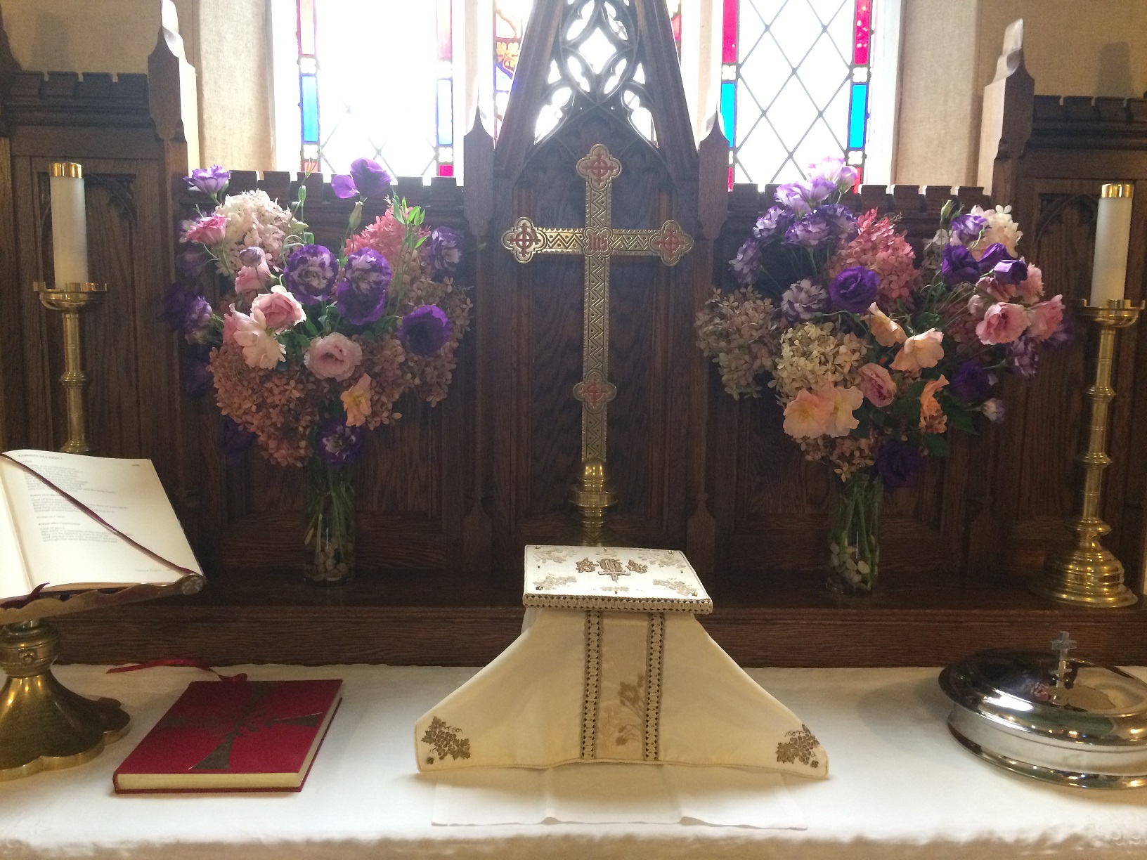 Flowers on the altar Sunday, October 1st.